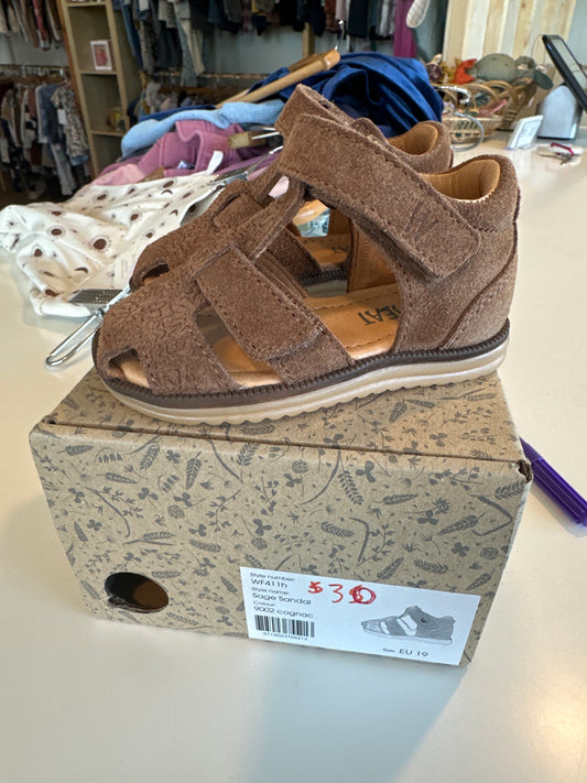 Wheat  sandals  eu size 19