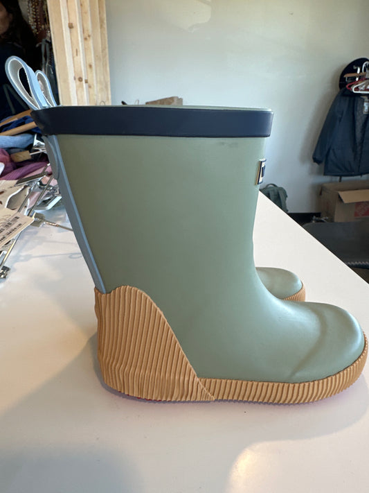 Wheat boots  us size 8